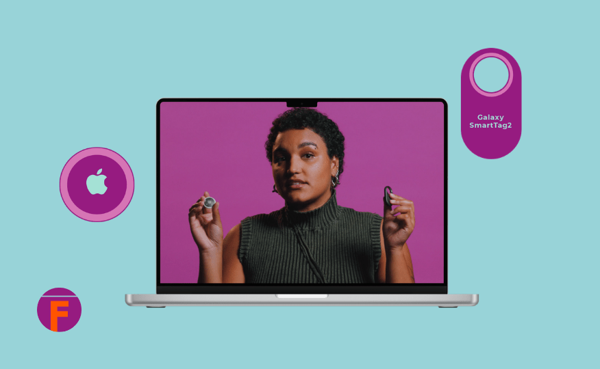 Person hält zwei kleine elektronische Geräte vor einem Laptop mit lila Hintergrund und Symbolen von Apple und Galaxy SmartTag2