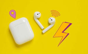 Zwei weiße kabellose Ohrhörer neben einem weißen Ladecase auf gelbem Hintergrund, umgeben von Symbolen für Standort, WLAN und Blitz.